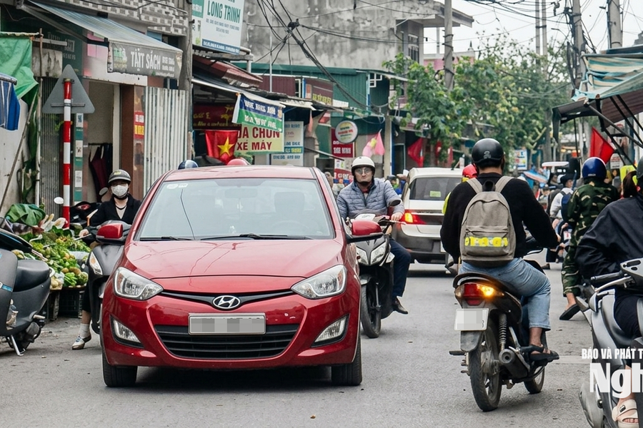 Xử lý tình trạng lộn xộn, ùn tắc trên đường Siêu Hải (phường Thành Vinh)