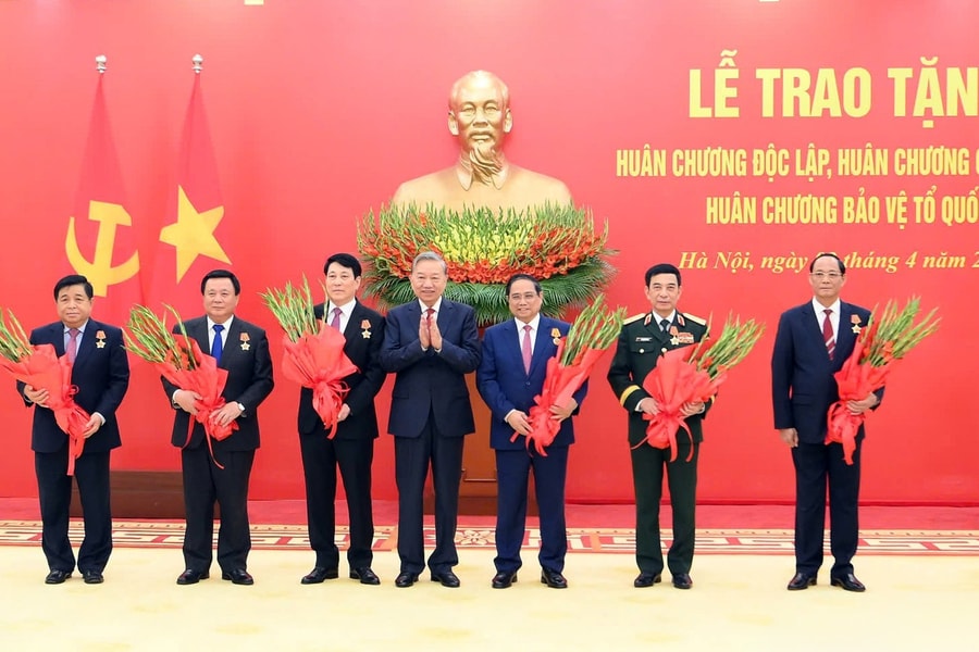 Chủ tịch nước, Thủ tướng và các ủy viên Bộ Chính trị nhận huân chương cao quý