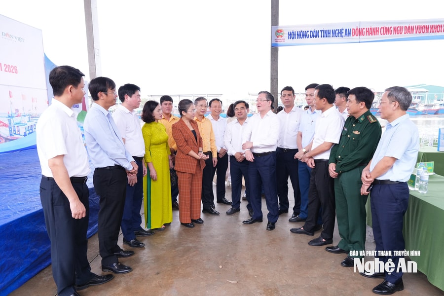 Chủ tịch Trung ương Hội Nông dân Việt Nam tham gia chương trình 'Đồng hành cùng ngư dân bám biển' tại Nghệ An