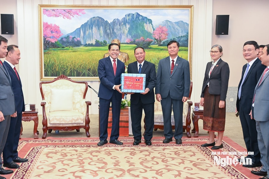 Chủ tịch UBND tỉnh Nghệ An chúc Tết cổ truyền Bunpimay lãnh đạo Đảng, Quốc hội Lào