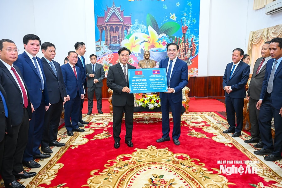 Chủ tịch UBND tỉnh Nghệ An chúc Tết lãnh đạo và nhân dân tỉnh Bô Ly Khăm Xay