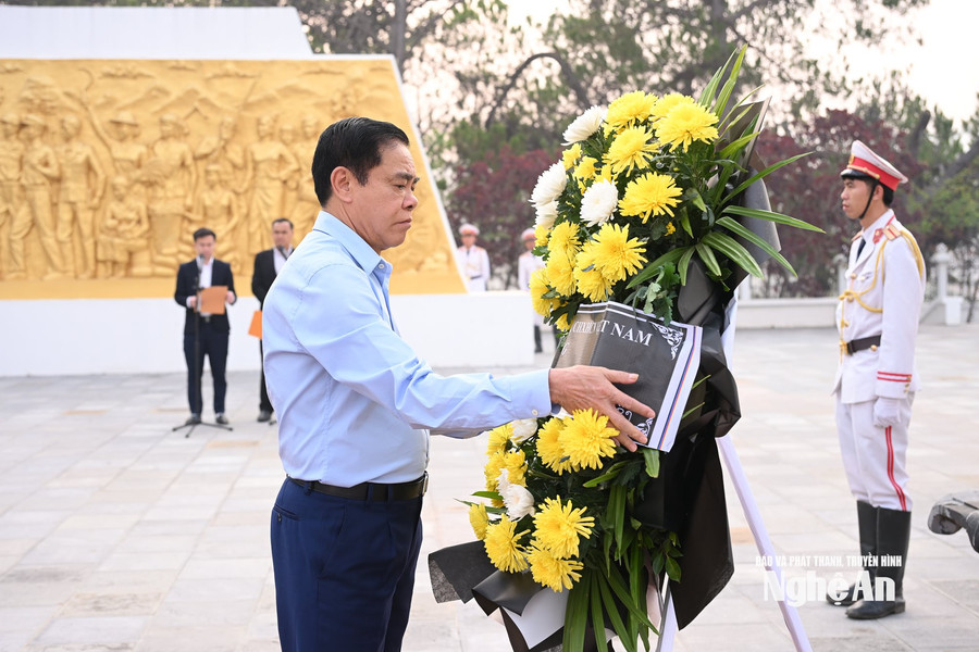 Chủ tịch UBND tỉnh Nghệ An dâng hương, tưởng niệm Anh hùng liệt sĩ tại Nghĩa trang Liên minh chiến đấu Lào – Việt