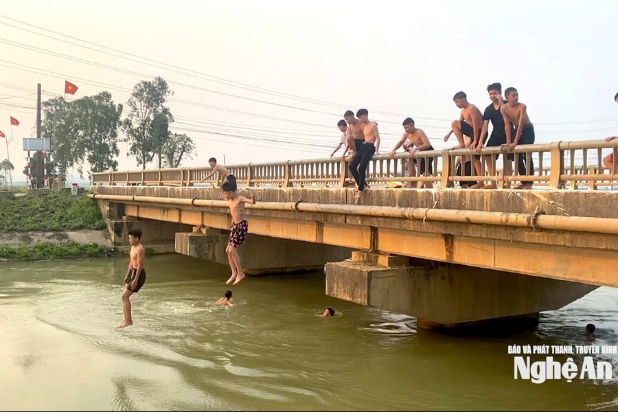 Không áo phao, nhảy cầu, chui cống: Báo động nguy cơ đuối nước