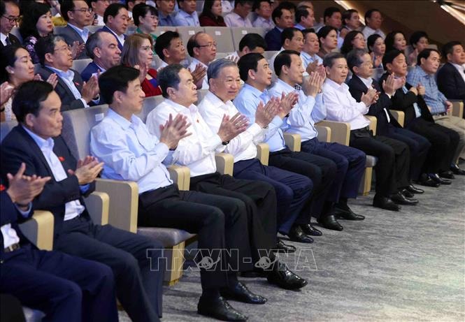 Tổng Bí thư, Chủ tịch nước Tô Lâm dự chương trình nghệ thuật 'Tổ quốc trong tim'