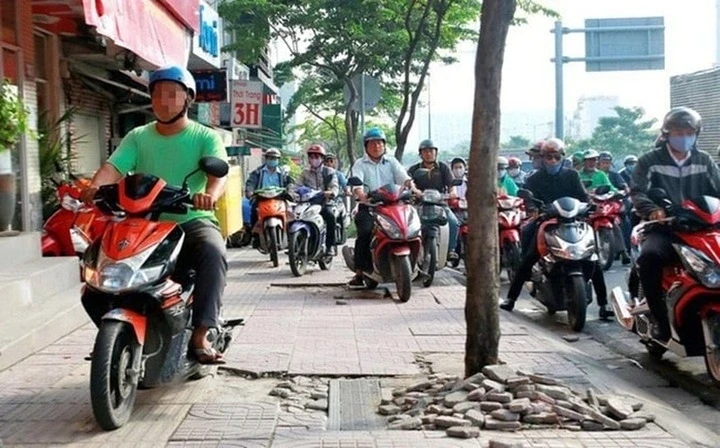 Đi xe máy leo vỉa hè năm 2026 bị phạt bao nhiêu tiền?