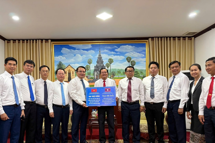 Đoàn công tác tỉnh Nghệ An thăm và chúc Tết cổ truyền tỉnh Sa Vẳn Na Khẹt, Lào