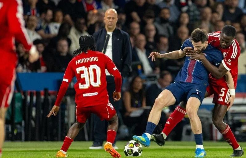 Canh bạc hậu vệ cánh của Arne Slot thất bại, Liverpool thua trắng 0-2 trước PSG