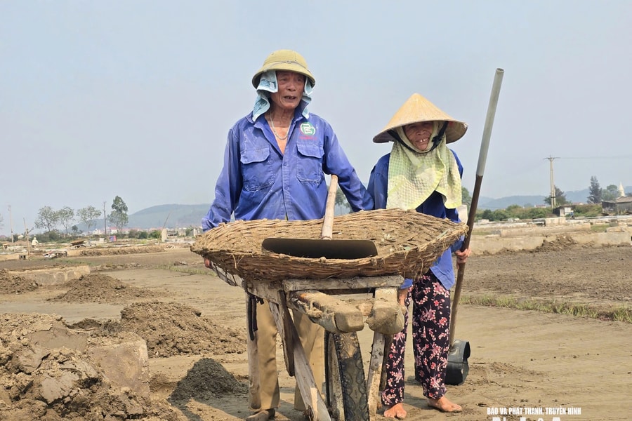 'Cướp nắng' làm muối, diêm dân Nghệ An vẫn chật vật vì giá thấp