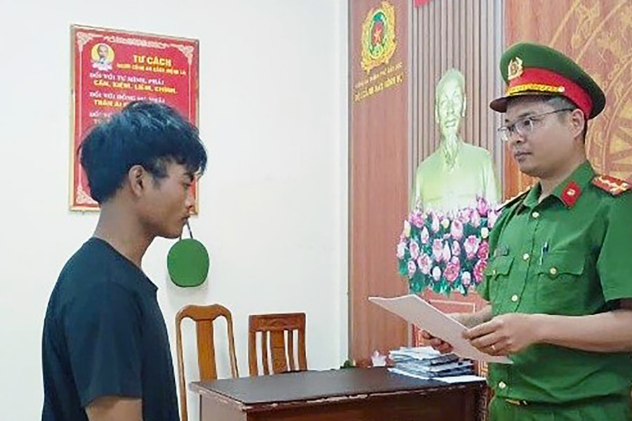 Hai đối tượng giả công an tuần tra đêm, khống chế người đi đường cướp tài sản