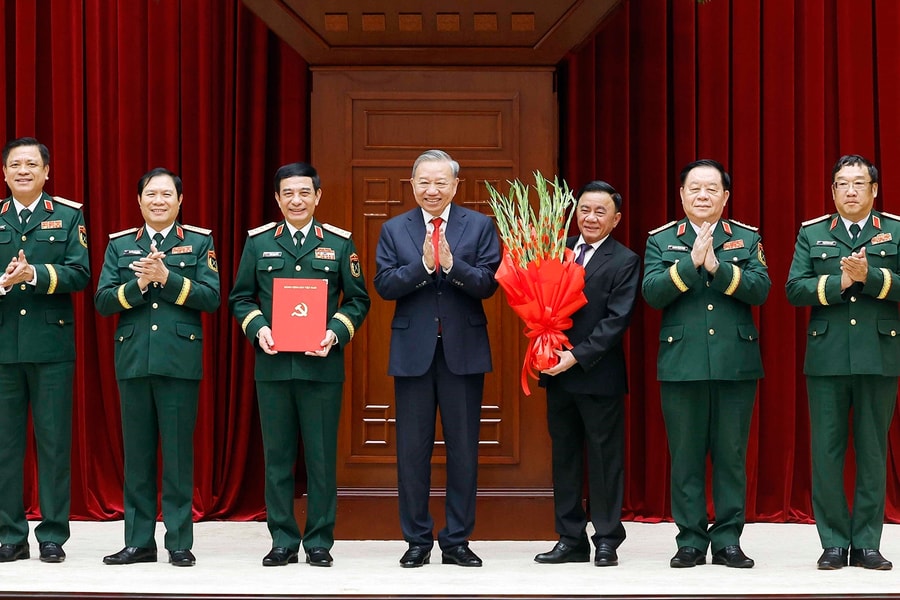 Tổng Bí thư, Chủ tịch nước trao quyết định của Bộ Chính trị về công tác cán bộ