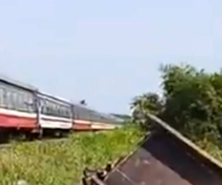 Công nông bị tàu hỏa đâm khi băng qua lối đi tự mở, 3 người thương vong