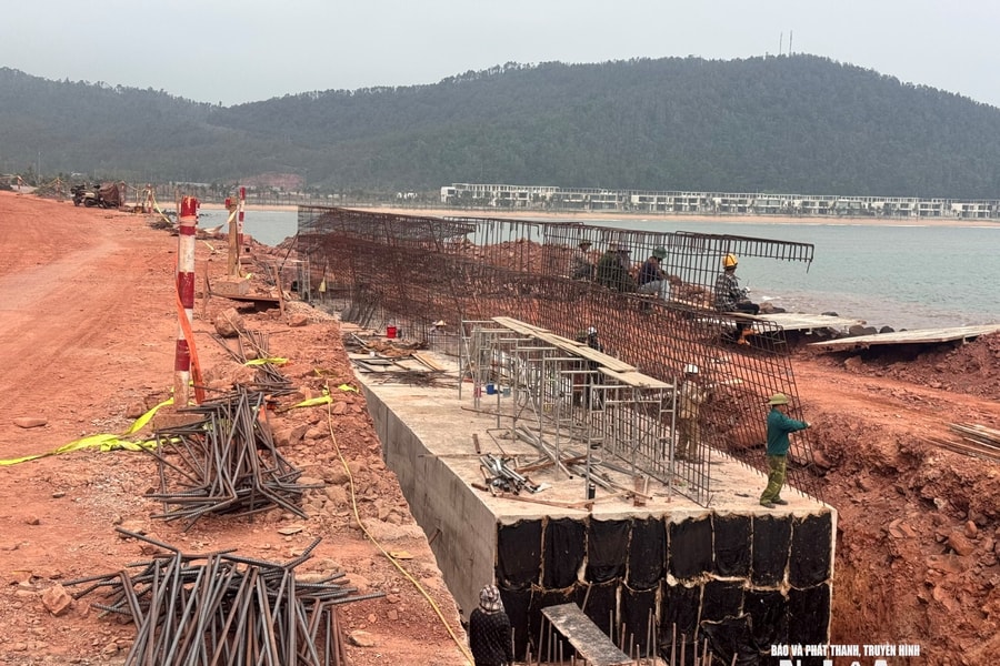 Cận cảnh thi công tường chắn sóng ven biển trị giá 370 tỷ đồng nối Bãi Lữ với Quốc lộ 7C