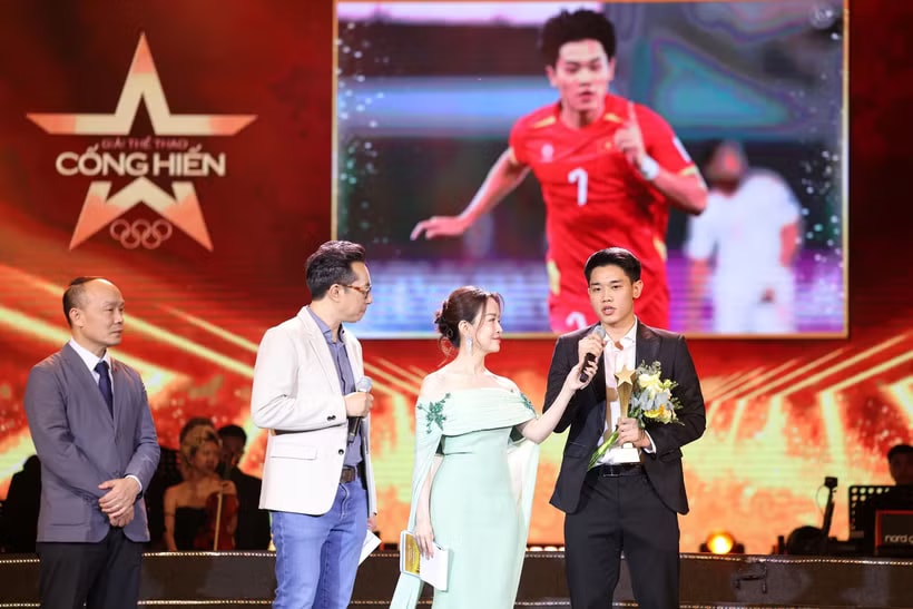 Đình Bắc được vinh danh ở Giải Cống hiến lần thứ 20; Huyền thoại cầu lông Axelsen bất ngờ giải nghệ ở tuổi 32