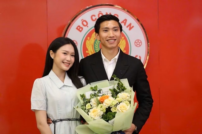 Đoàn Văn Hậu gia hạn hợp đồng 3 năm với CAHN, xuất hiện cùng Doãn Hải My