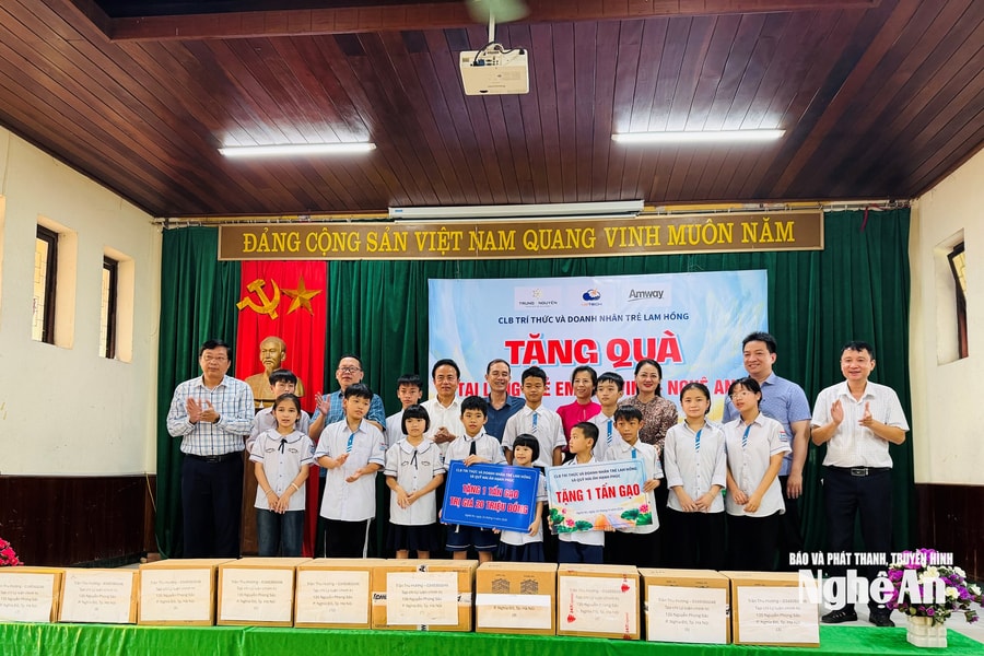 CLB Trí thức và Doanh nhân trẻ Lam Hồng tặng quà tại Làng trẻ em SOS Vinh