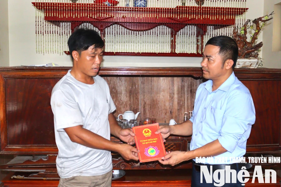 Lãnh đạo xã Quỳnh Phú thăm hỏi, hỗ trợ gia đình ngư dân có tàu cá bị chìm trên biển