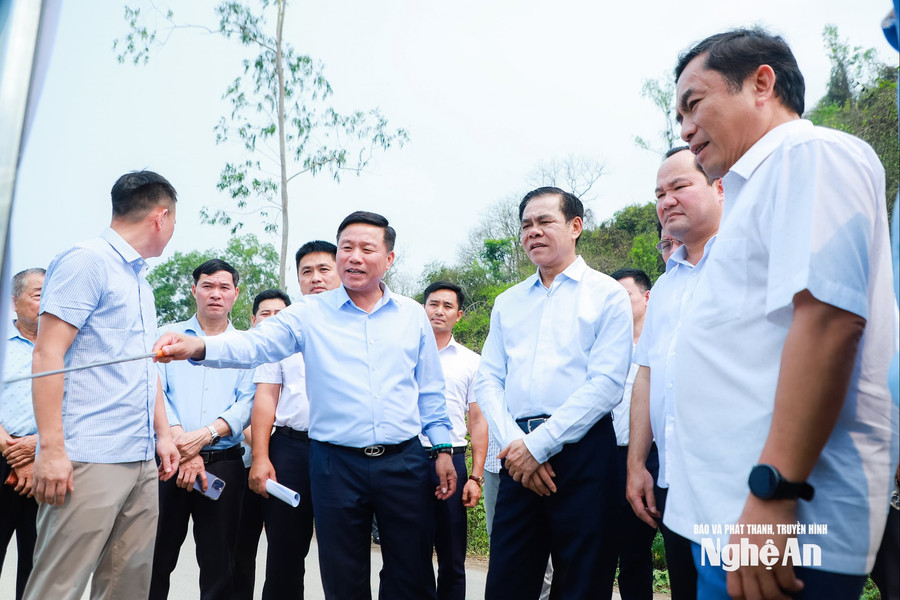 Chủ tịch UBND tỉnh Nghệ An Võ Trọng Hải kiểm tra các dự án đầu tư tại một số phường, xã vùng Tây Bắc