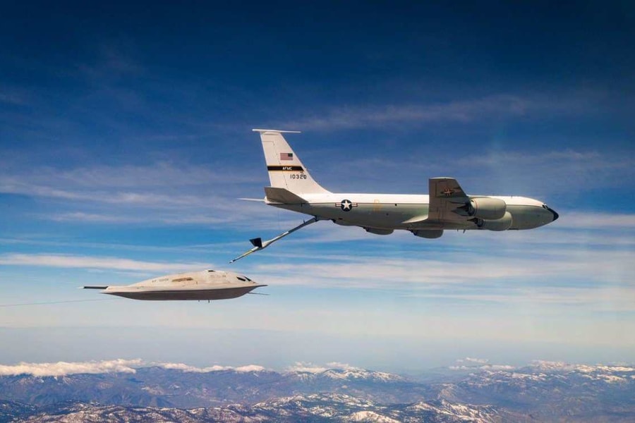 Không quân Mỹ công bố hình ảnh B-21 Raider thử nghiệm khả năng tiếp dầu trên không