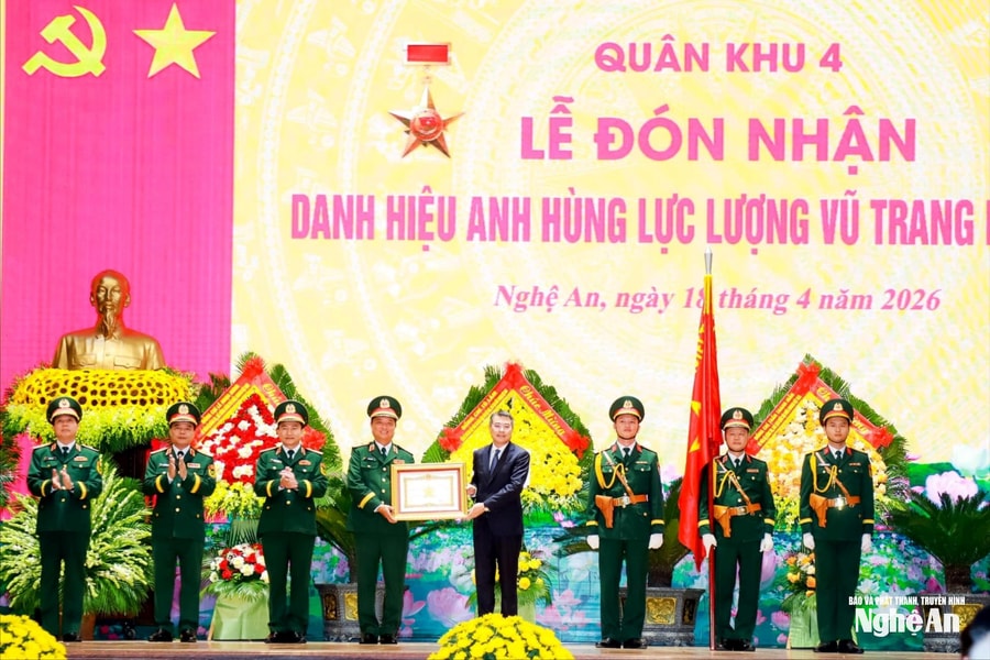 Thủ tướng Chính phủ Lê Minh Hưng trao tặng danh hiệu Anh hùng lực lượng vũ trang nhân dân cho Quân khu 4