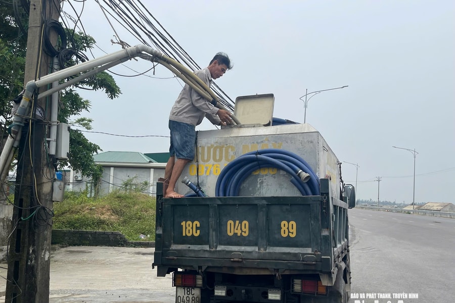 Người dân xã Quỳnh Phú gồng mình lo nước sinh hoạt