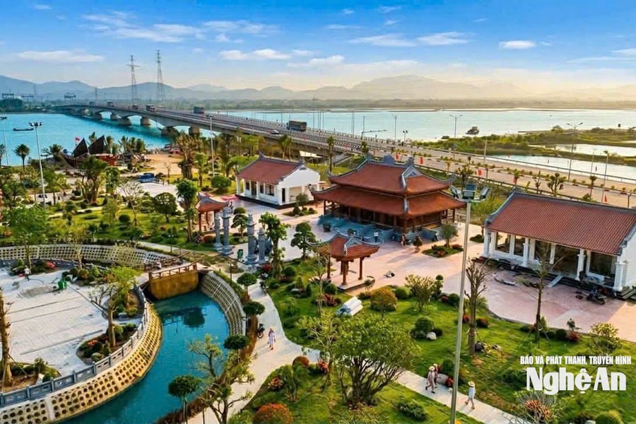Chiếc thuyền đầu tiên trong chiến dịch vận tải đường Hồ Chí Minh trên biển được phục dựng bên Di tích lịch sử Bến phà Gianh