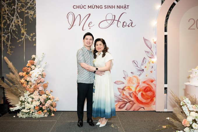 Con gái Hoa hậu Đỗ Mỹ Linh tự tin hát mừng sinh nhật phu nhân Bầu Hiển tại Hà Nội