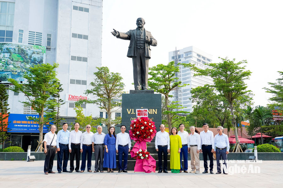 Hội Hữu nghị Việt - Nga tỉnh Nghệ An dâng hoa kỷ niệm 156 năm Ngày sinh V.I.Lênin