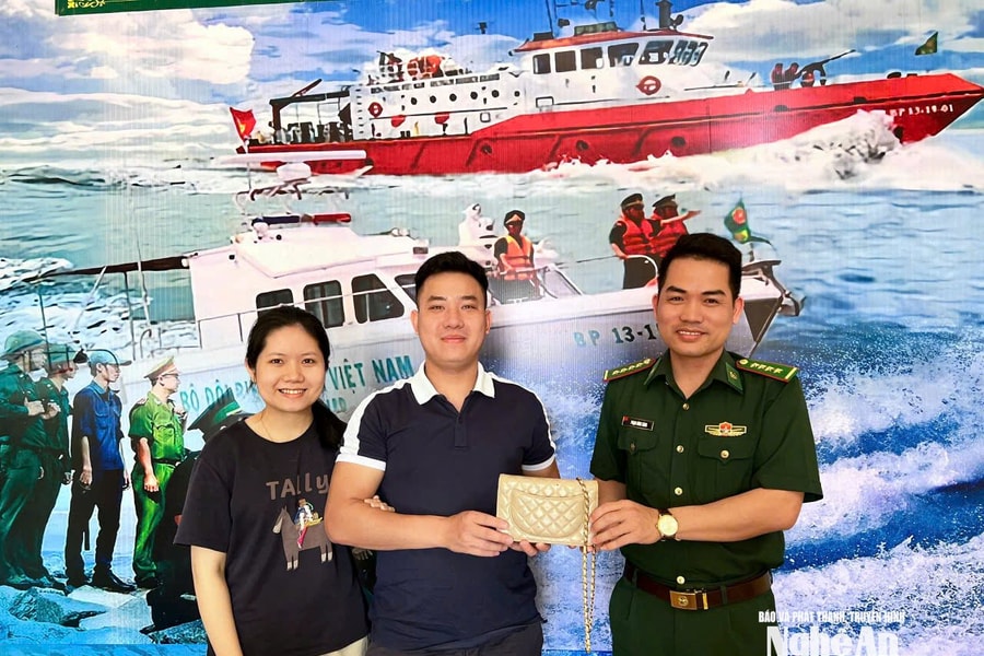 Biên phòng Cửa Lò trả lại tài sản cho du khách tại Festival du lịch 2026