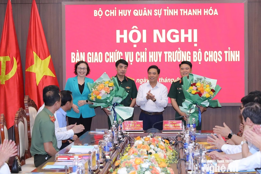 Bàn giao chức vụ Chỉ huy trưởng Bộ Chỉ huy Quân sự tỉnh Nghệ An và Thanh Hóa