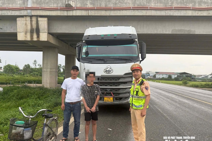 Thiếu niên lạc đường, đi xe đạp lên cao tốc Diễn Châu - Bãi Vọt được CSGT ứng cứu kịp thời