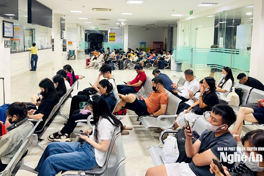 Gia tăng người và phương tiện ngày đầu dịp nghỉ lễ 30/4 - 1/5