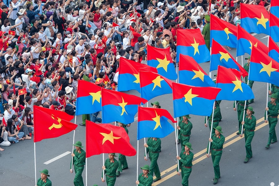 Tháng Tư đi qua chiến tranh, đất nước đi vào mùa thống nhất