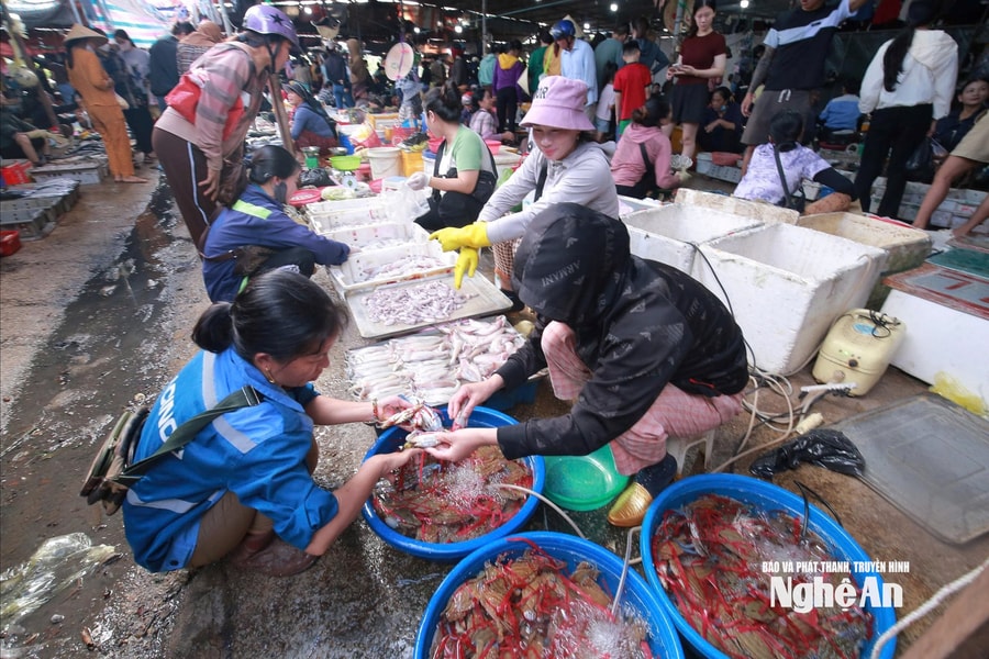 Giá thực phẩm ổn định dịp nghỉ lễ, hải sản tăng nhưng không "chặt chém"