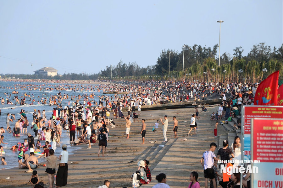 Dòng người ùn ùn đổ về biển Cửa Lò trong kỳ nghỉ lễ