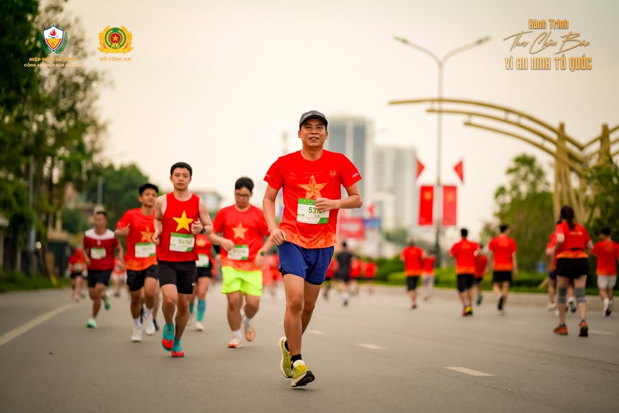 Hơn 3.000 vận động viên tham gia giải chạy 'Hành trình theo chân Bác - Vì an ninh Tổ quốc' ở Nghệ An