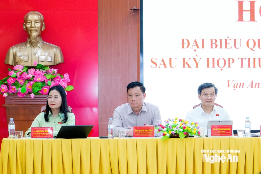 Giám đốc Học viện Chính trị Quốc gia Hồ Chí Minh và Bí thư Tỉnh ủy Nghệ An tiếp xúc cử tri xã Vạn An