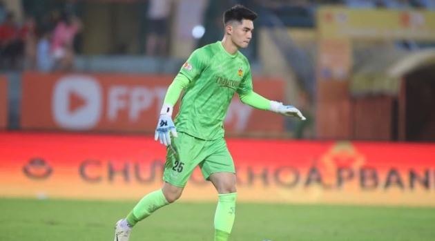 HAGL thắng kịch tính SLNA: Thủ môn Trung Kiên thừa nhận may mắn sau pha hỏng ăn của Carlos Fortes