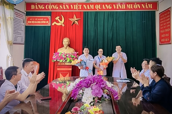 Tặng Giấy khen 2 cán bộ y tế cứu sống cháu bé ngừng tim tại biển Quỳnh