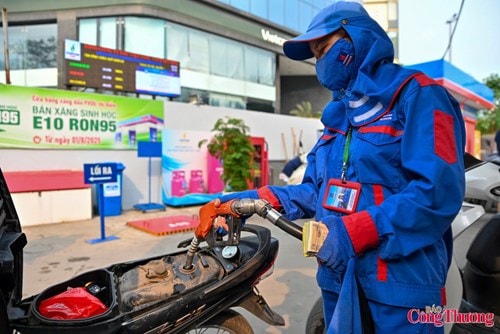 Cắt giảm loạt điều kiện kinh doanh xăng dầu nhằm thúc đẩy tăng trưởng kinh tế hai con số