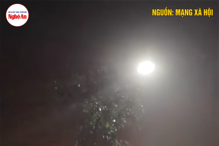 Giải cứu 4 người mắc kẹt trong đám cháy lúc nửa đêm trên phố cổ Hà Nội