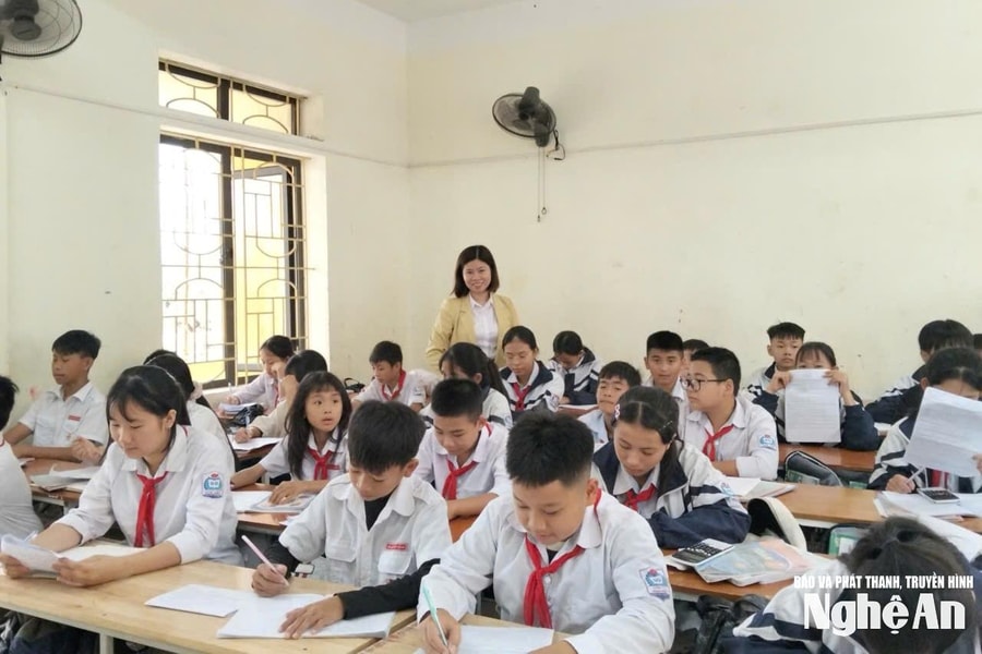 Nghệ An: Sau 20 năm bám trường, nhiều giáo viên vỡ òa khi vào biên chế, lương tăng gấp nhiều lần