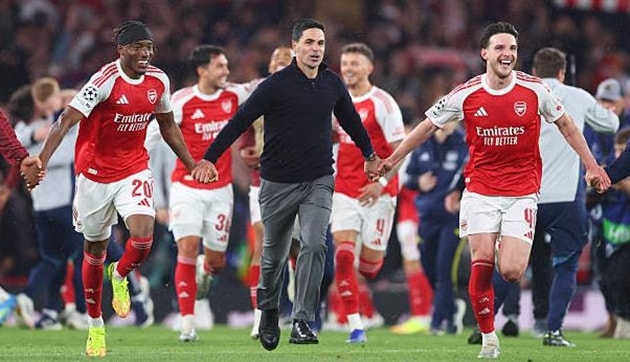 Arsenal tiến gần cú đúp danh hiệu và thực tại cay đắng của Liverpool