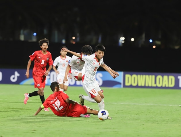 U17 Việt Nam hạ Yemen 1-0: Khoảnh khắc tỏa sáng của Đậu Quang Hưng đưa thầy trò Roland lên đỉnh bảng