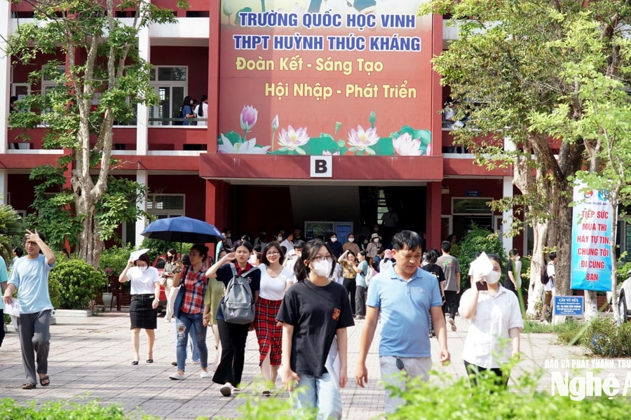Hơn 2.000 hồ sơ đăng ký NV1 vào lớp 10 Trường THPT Huỳnh Thúc Kháng