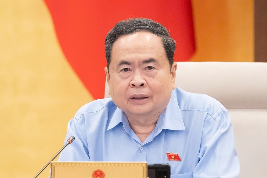Chủ tịch Quốc hội Trần Thanh Mẫn ký các nghị quyết về công tác cán bộ