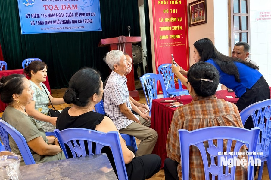Lo bị khóa sim, người dân Nghệ An tất bật xác thực thuê bao