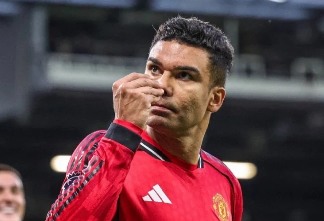 Man Utd vỡ vụn tại khu trung tuyến: Bài toán nan giải khi vắng bóng khối óc Casemiro