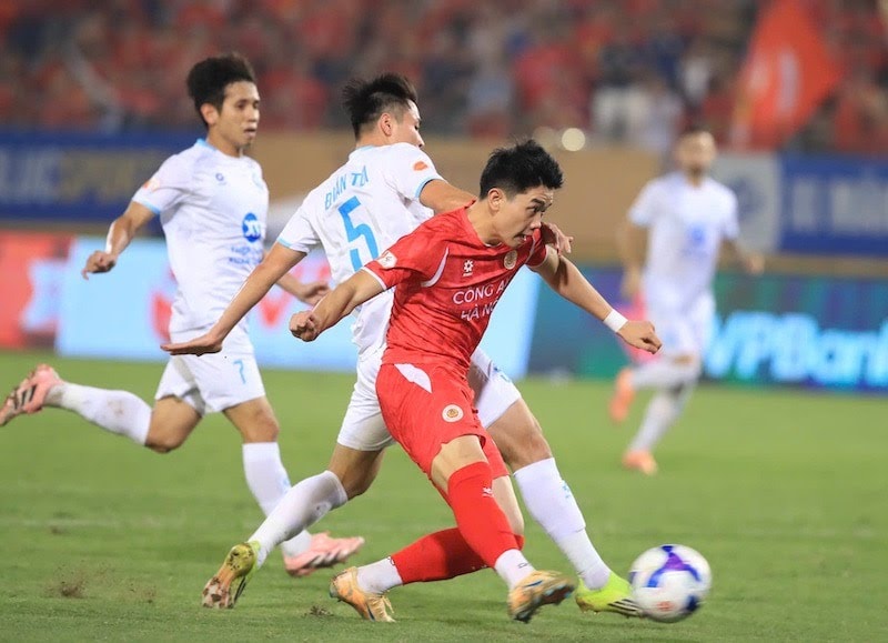 Đình Bắc lập cú đúp, CAHN ngược dòng thắng Nam Định 3-2 để tiến sát ngôi vương