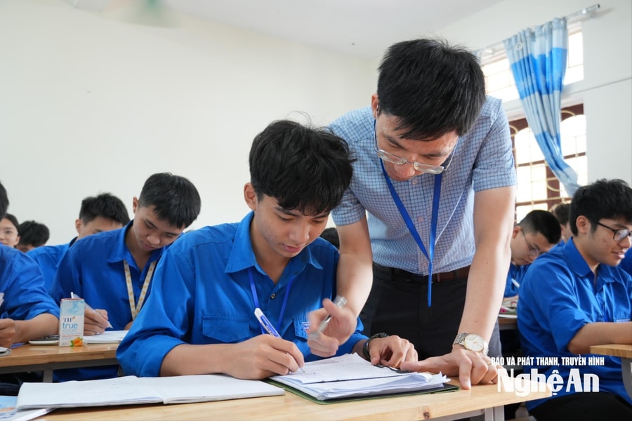 Ngưỡng 15 điểm Tốt nghiệp THPT: Cánh cửa vào Đại học không còn dễ