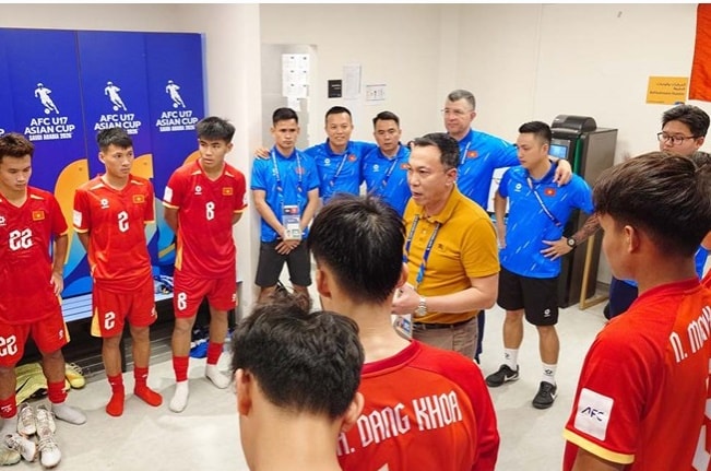 Chủ tịch VFF Trần Quốc Tuấn vực dậy tinh thần U17 Việt Nam sau trận thua Hàn Quốc